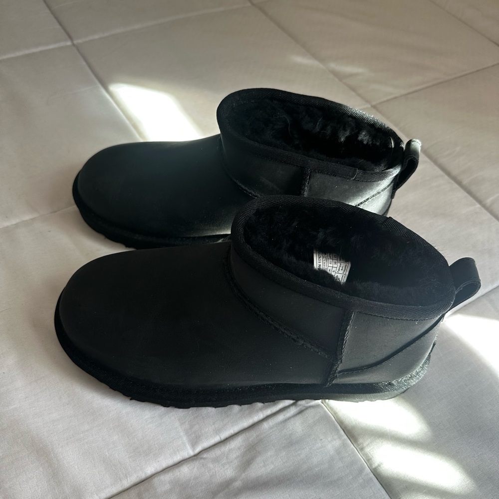 UGG Ultra Mini Black Boots Sz 7 - Picture 2 of 9